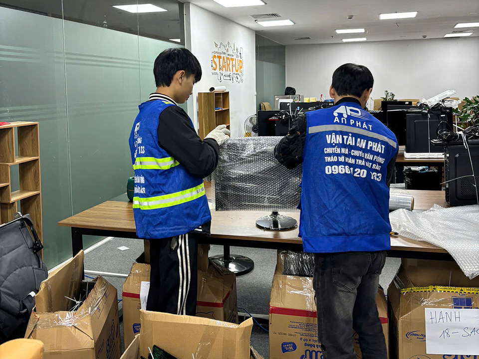 Đội ngũ nh&acirc;n vi&ecirc;n chuyển văn ph&ograve;ng chuy&ecirc;n nghiệp v&agrave; nhiều kinh nghiệm