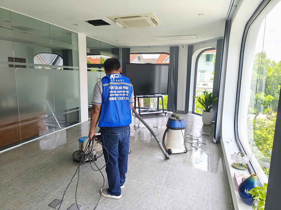 Sử dụng m&aacute;y đ&aacute;nh k&egrave;m h&oacute;a chất tẩy keo s&agrave;n