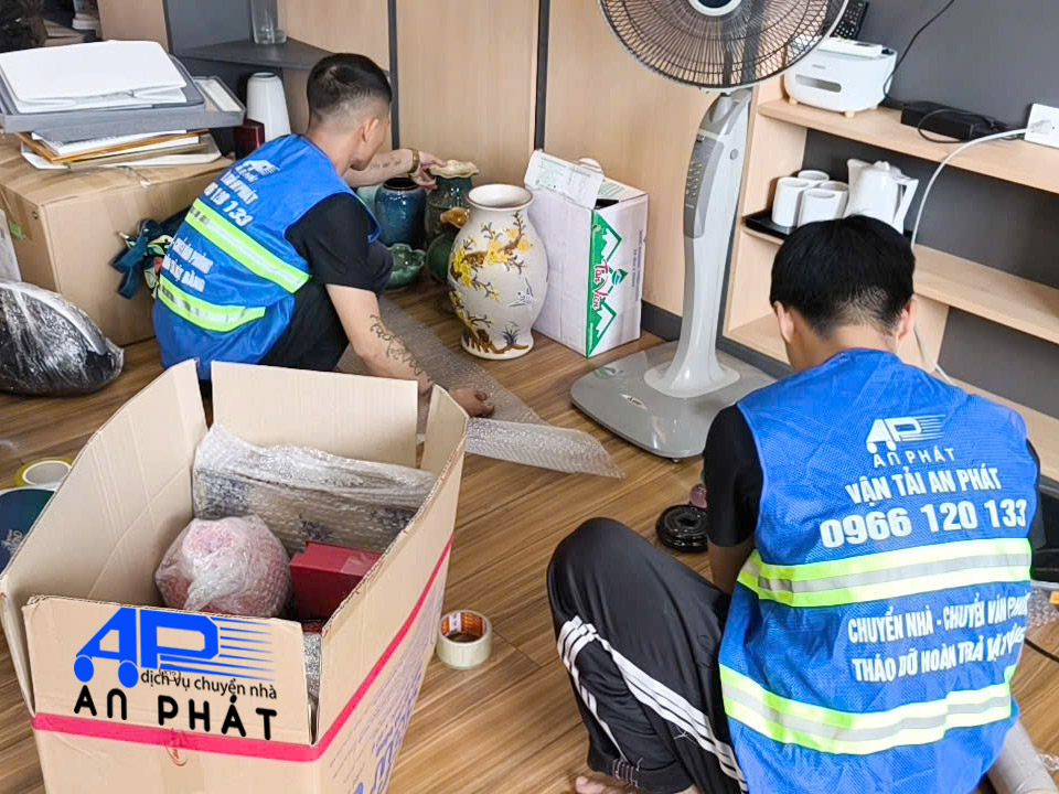 Thu&ecirc; người đ&oacute;ng g&oacute;i đồ