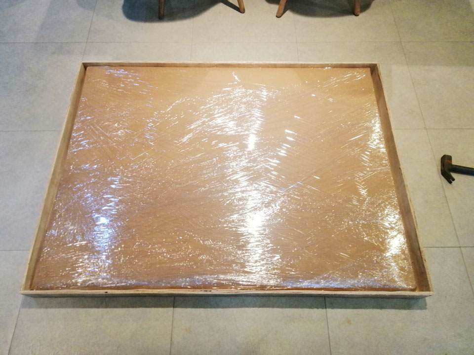 Cho tranh đ&oacute;ng g&oacute;i v&agrave;o th&ugrave;ng gỗ