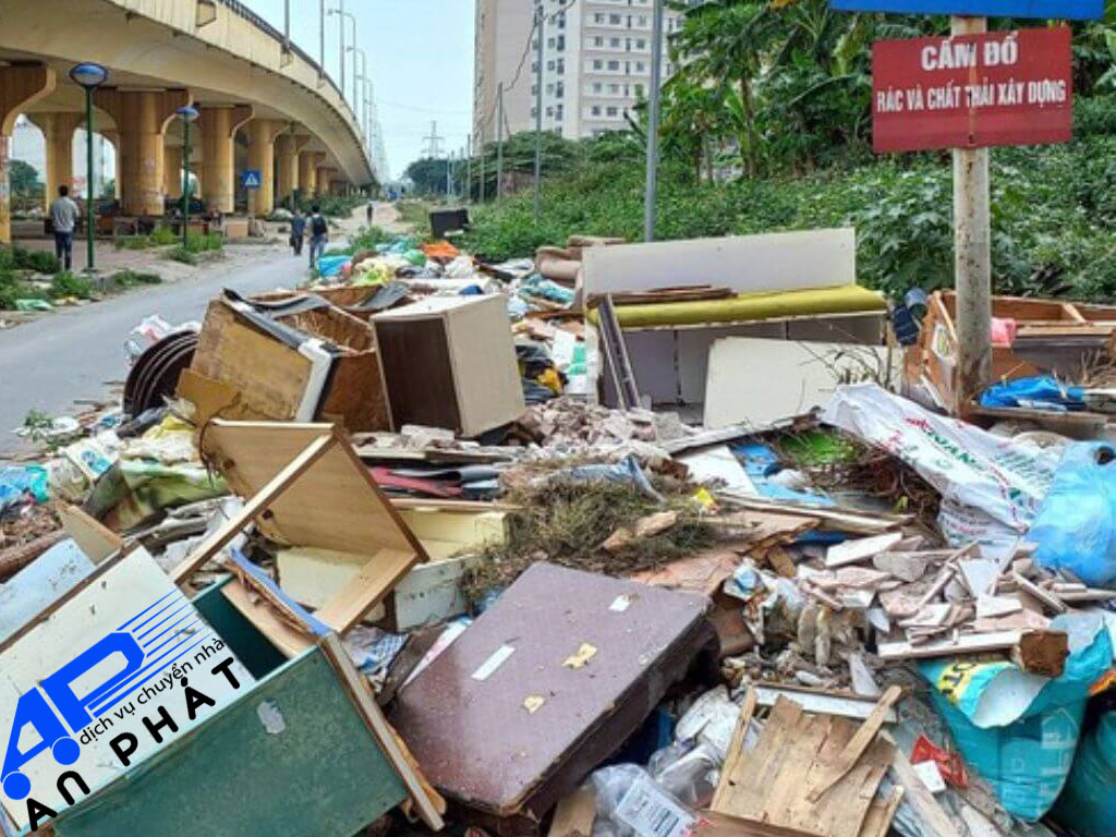 Đổ trộm vứt r&aacute;c thải bừa b&atilde;i gần khu chung cư