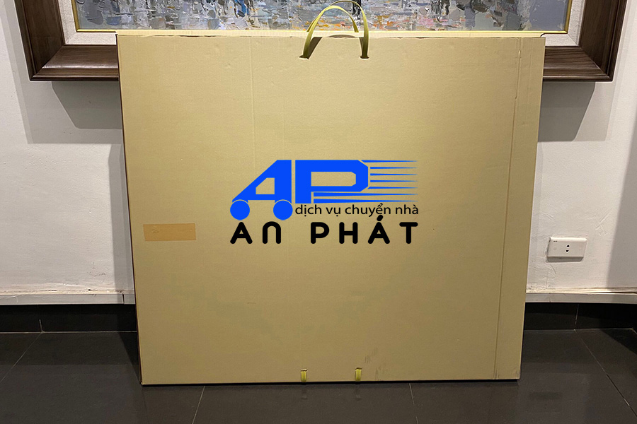 Đ&oacute;ng g&oacute;i tranh bằng b&igrave;a carton