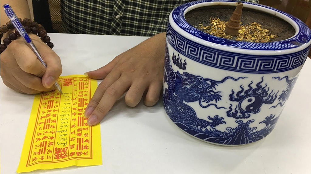 Ghi thông tin thờ cúng trên tờ hiệu