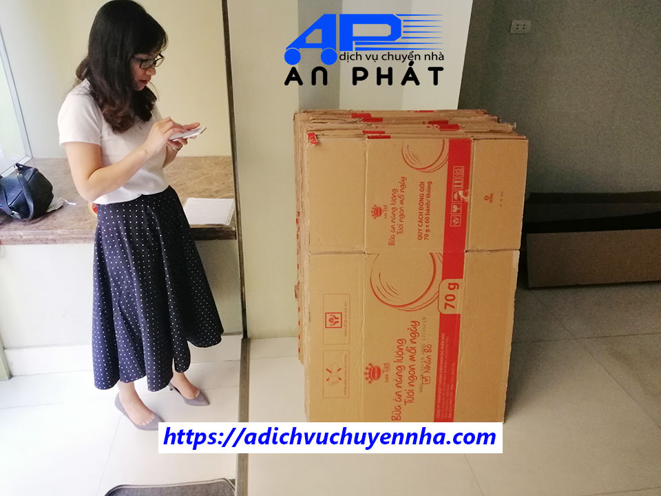 Kh&aacute;ch h&agrave;ng mua th&ugrave;ng carton chuyển nh&agrave;