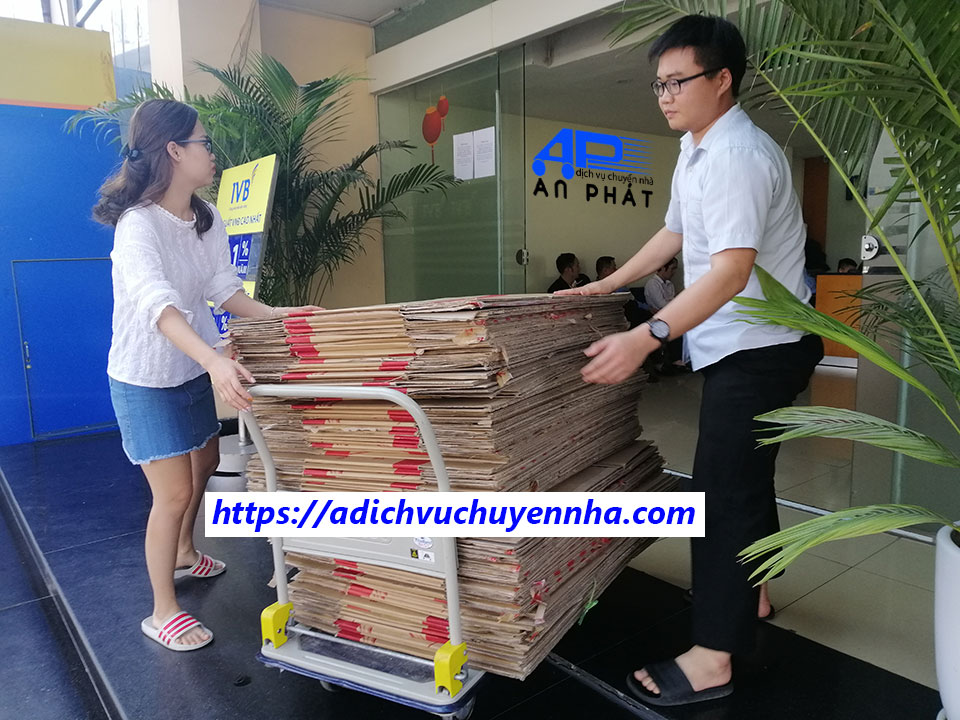 Kh&aacute;ch h&agrave;ng mua th&ugrave;ng carton chuyển văn ph&ograve;ng