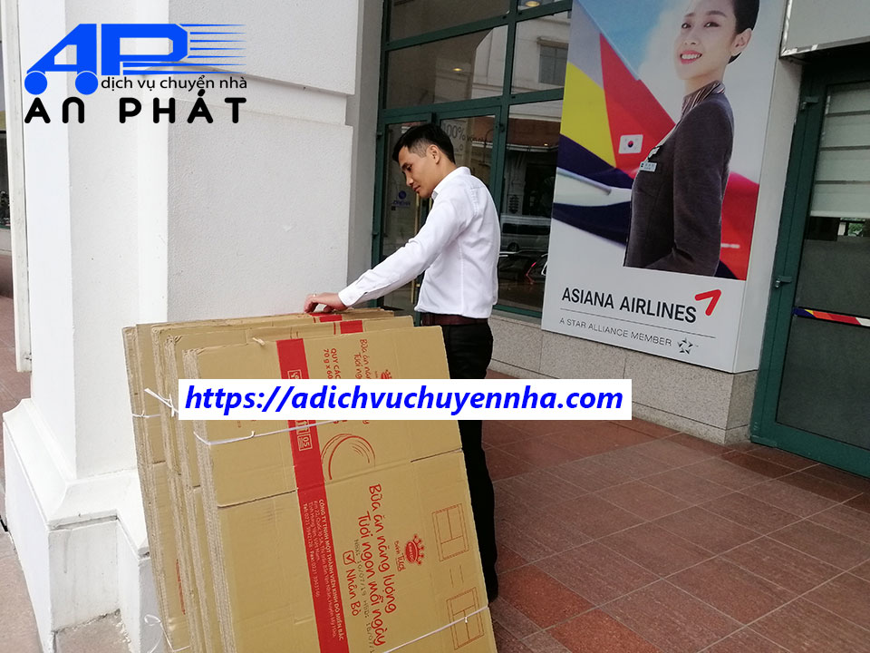 Kh&aacute;ch h&agrave;ng mua th&ugrave;ng carton