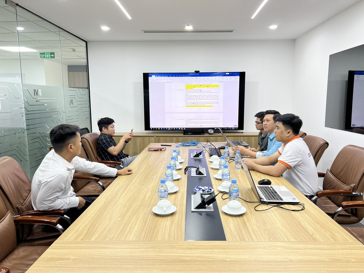 L&agrave;m việc với ban quản l&yacute; t&ograve;a nh&agrave;