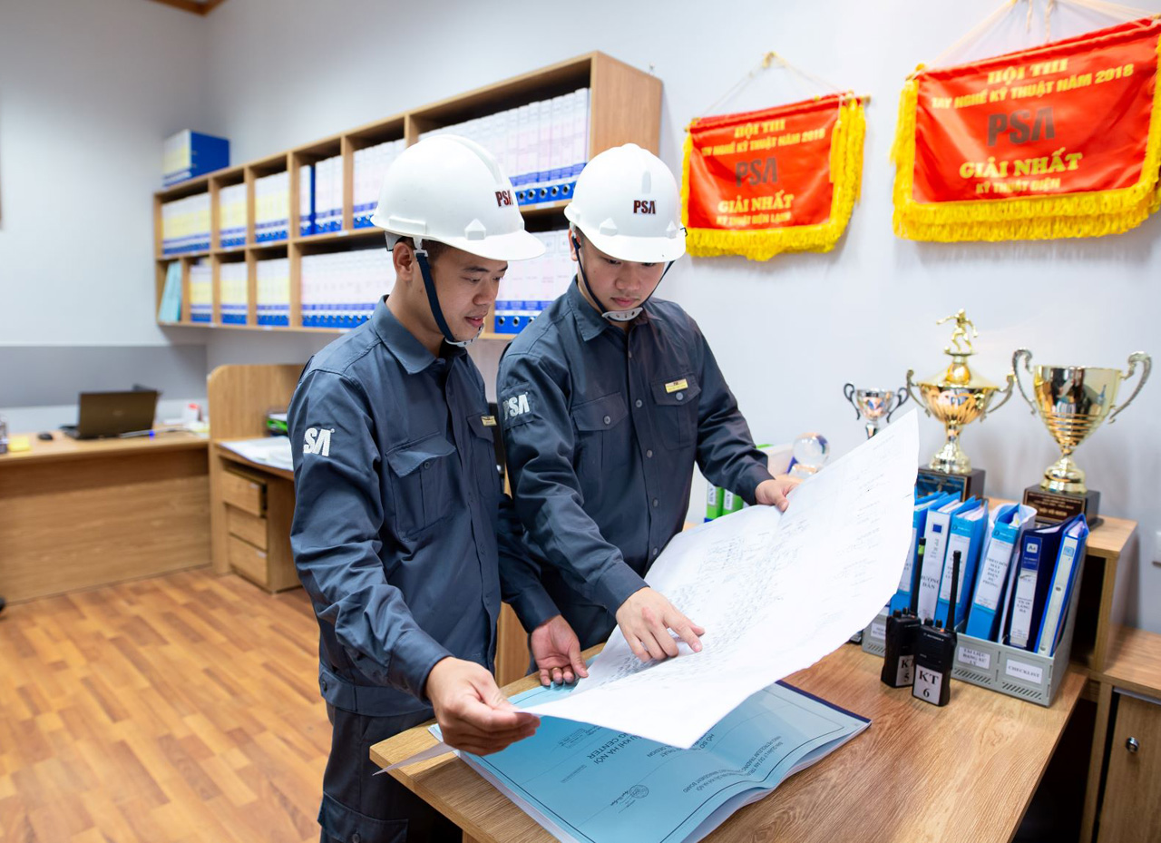 L&agrave;m việc với đội vận h&agrave;nh t&ograve;a nh&agrave;