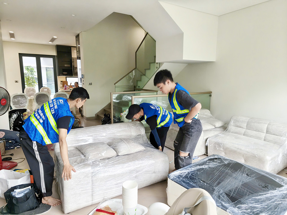 Ngày tốt chuyển nhà tháng 8 năm 2026 đóng gói ghế sofa
