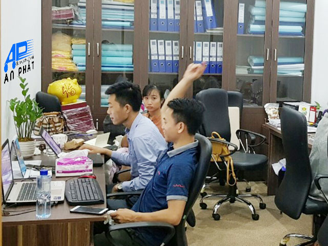 Nh&acirc;n vi&ecirc;n trực tư vấn kh&aacute;ch h&agrave;ng của c&ocirc;ng ty An Ph&aacute;t