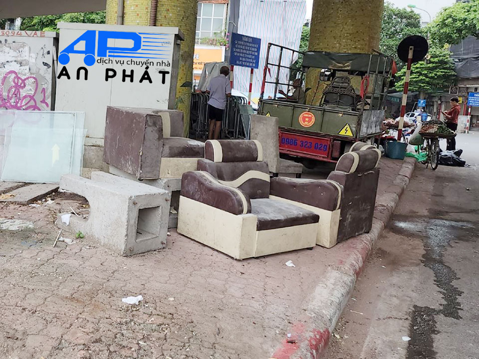 R&aacute;c thải cồng kềnh vứt bừa b&atilde;i tr&ecirc;n phố