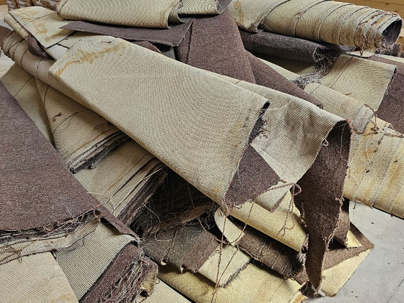 Thảm cũ sau khi lột l&ecirc;n