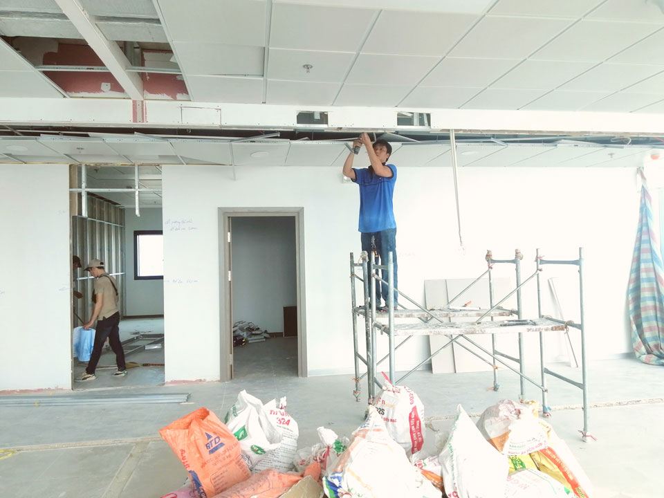Th&aacute;o dỡ v&aacute;ch thạch cao từ tr&ecirc;n xuống