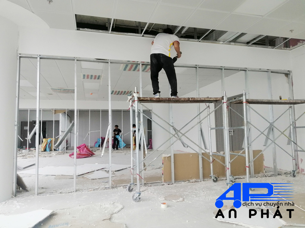 Th&aacute;o dỡ v&aacute;ch thạch cao