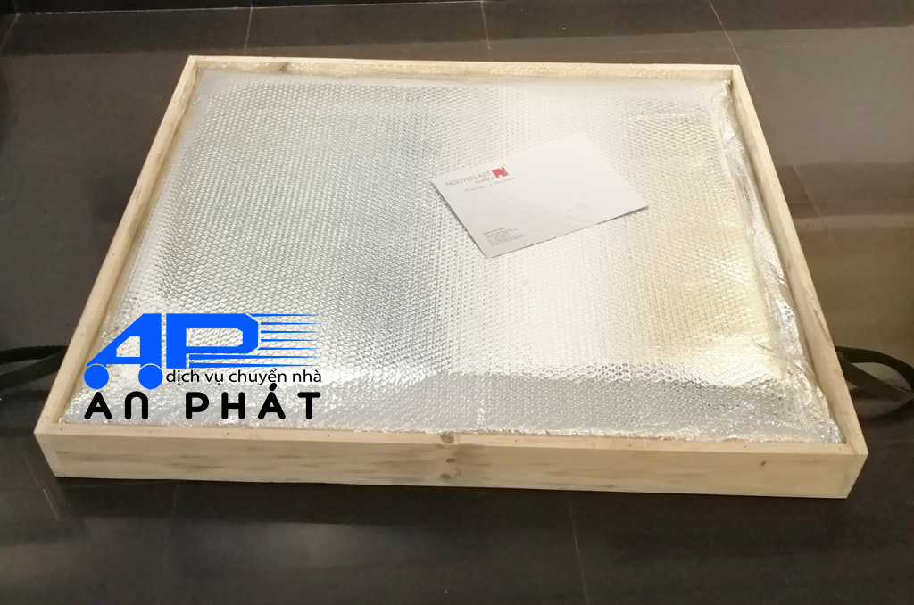 Đ&oacute;ng g&oacute;i tranh bằng khung gỗ