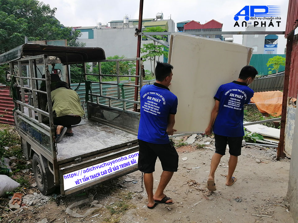 Vứt tấm thạch cao cũ v&agrave;o b&atilde;i r&aacute;c