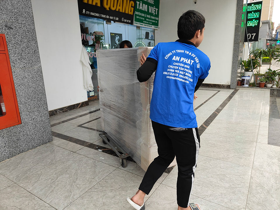 Xe k&eacute;o chuyển đồ rất tiện